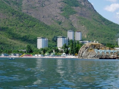 61. Вид на пляж санатория и мыс Медвежонок с моря