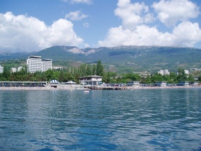 11. Вид с моря на пляжи и причал
