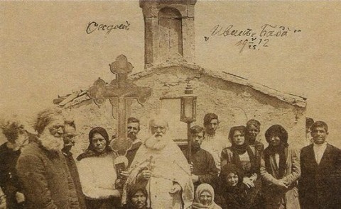 Паломники у стен храма. Фото 1912 года